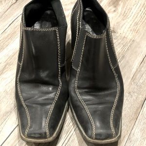 Roberto Capucci black leather shoe. Size 7 1/2.